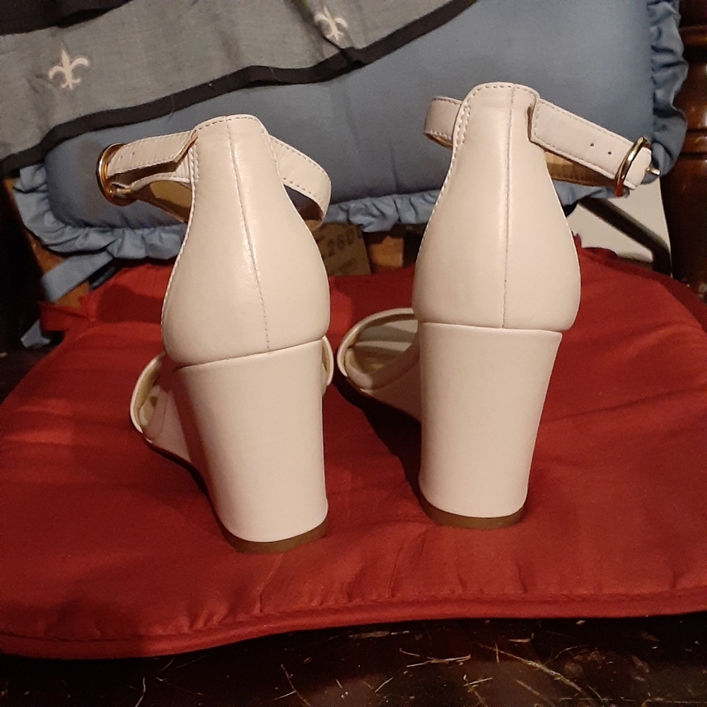 Sandals - Picture 2 of 3